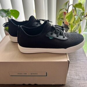 *BNIB* - Vessi Kids Weekend - Original Fit sneakers size J4 in Asphalt Black